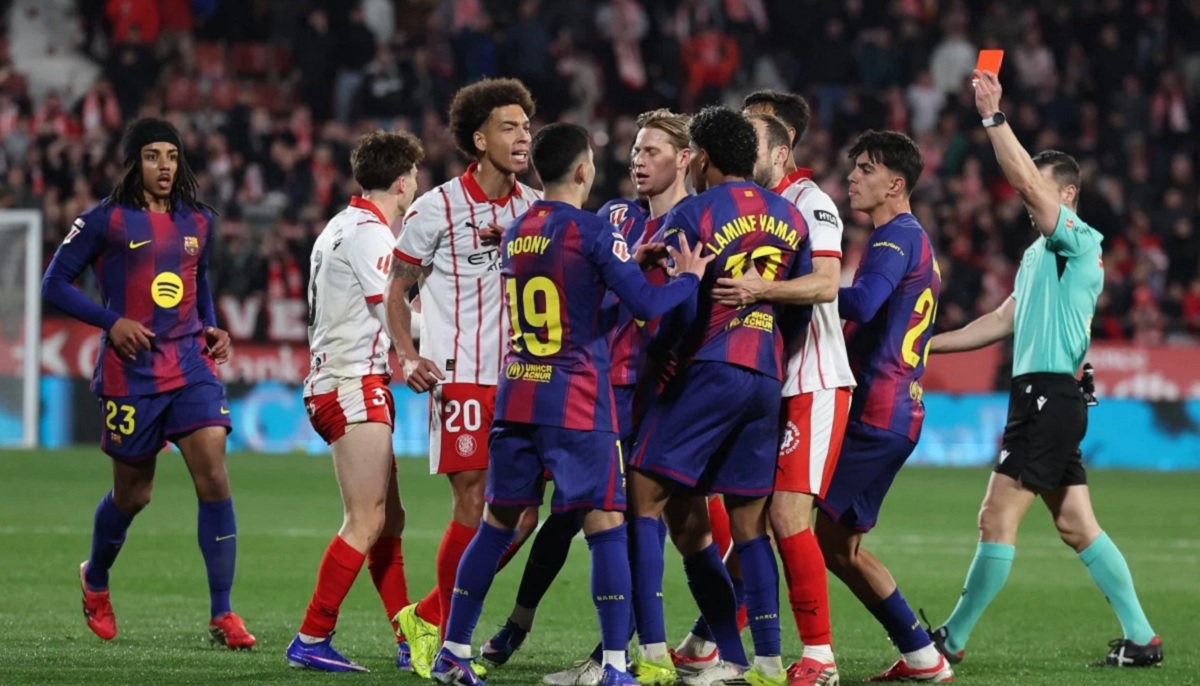 Bek Girona asal Belgia Axel Witsel diganjar kartu merah dalam laga panas kontra Barcelona di Stadion Montilivi, Selasa (17/02/2026) dini hari WIB. (Sumber: Josep LAGO/AFP)