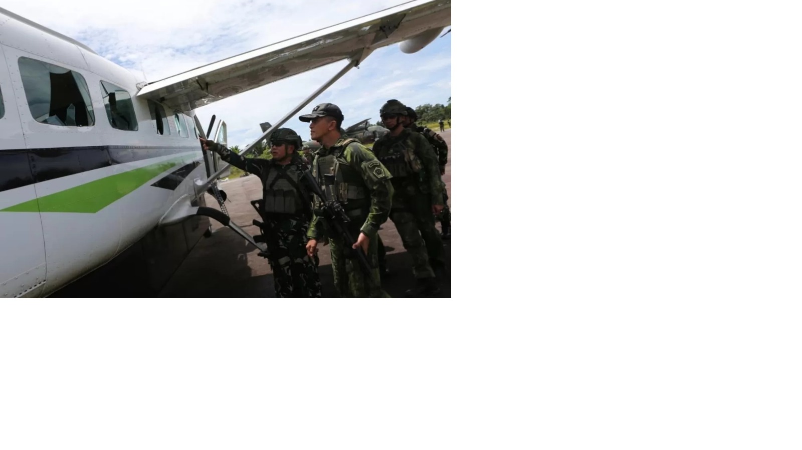 Panglima Kogabwilhan III Letjen TNI Bambang Trisnohadi turun langsung ke Bandara Korowai Batu, Kabupaten Boven Digoel, Papua Selatan pada Senin (16/2). (TNI AU)