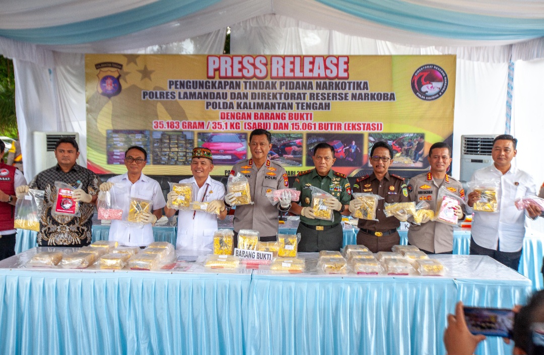 Rilis pengungkapan 35,183 kilogram sabu dan 15.061 butir ekstasi dari dua kurir jaringan narkoba.ARIEF PRATHAMA/KALTENG POS