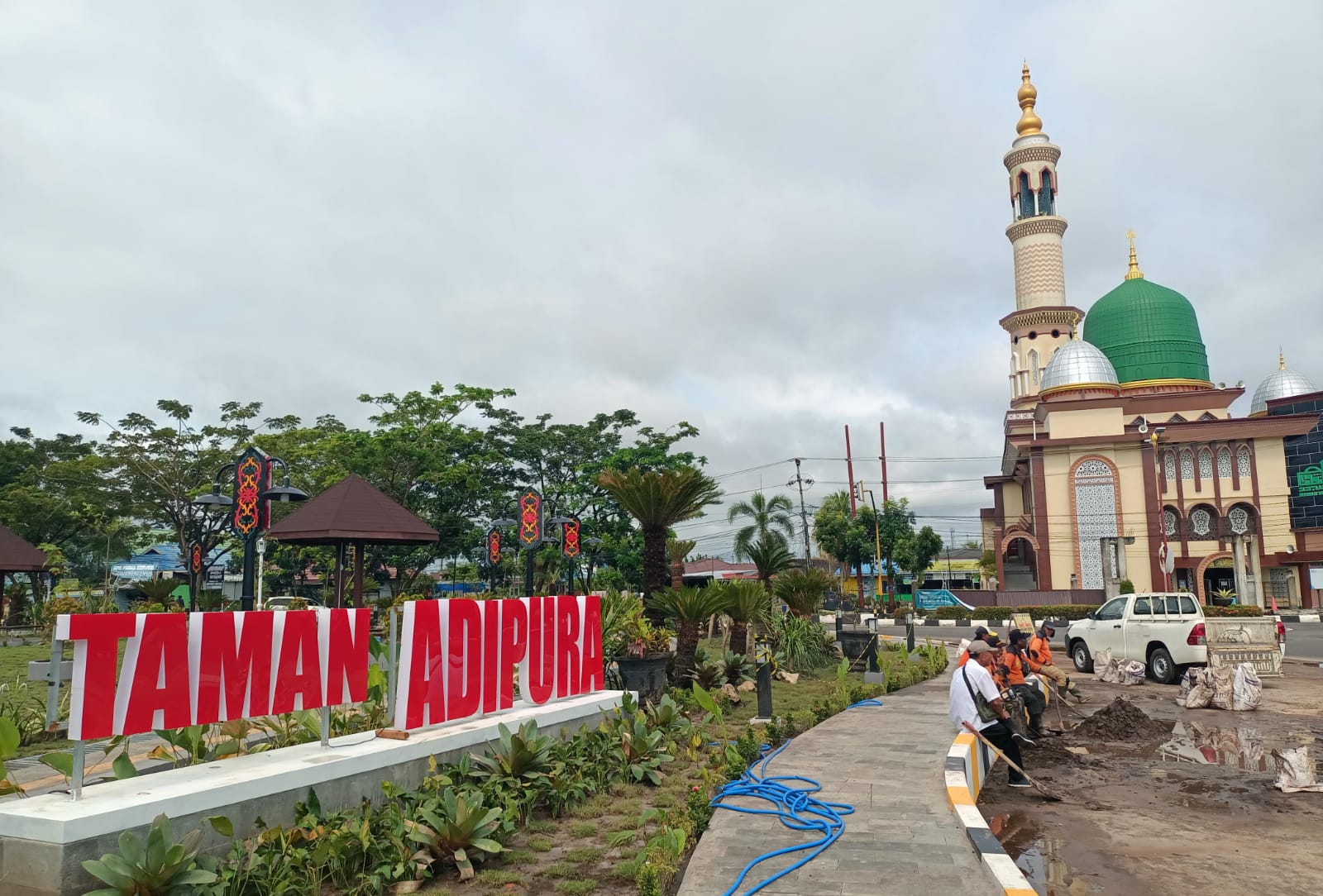 Taman Adipura di simpang lima menjadi salah satu ikon baru Kota Kuala Kapuas.ART/KALTENG POS