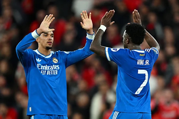 Vinicius Junior berselebrasi dengan Trent Alexander-Arnold usai mencetak gol ke gawang Benfica, Rabu (18/02/2026) dini hari WIB. (Sumber: Octavio Passos/UEFA/Getty Images)