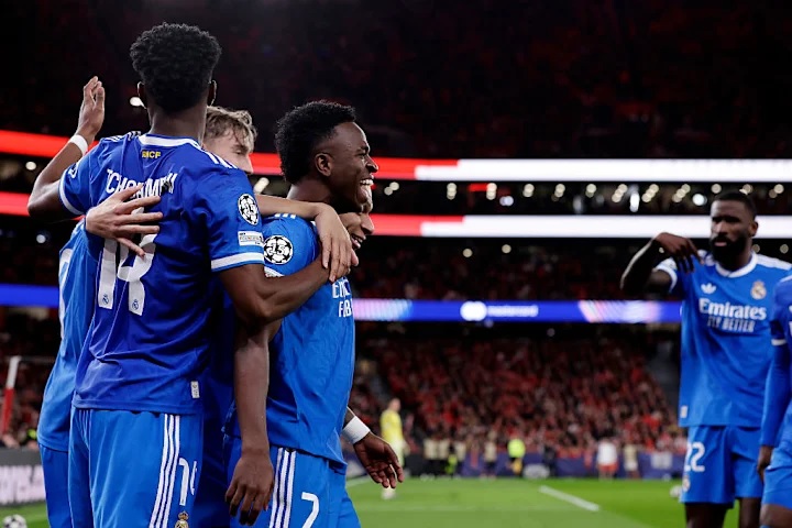 Para pemain Real Madrid merayakan gol yang dicetak Vinicius Junior ke gawang Benfica, Rabu (18/02/2026) dini hari WIB. (Sumber: Eric Verhoeven/Soccrates/Getty Images)
