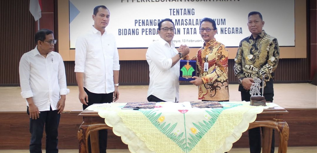 Kepala Kejati Kalteng, Nurcahyo J.M., S.H., M.H., bersama Region Head PTPN IV Regional V, Sudarma Bhakti Lessan.HUMAS