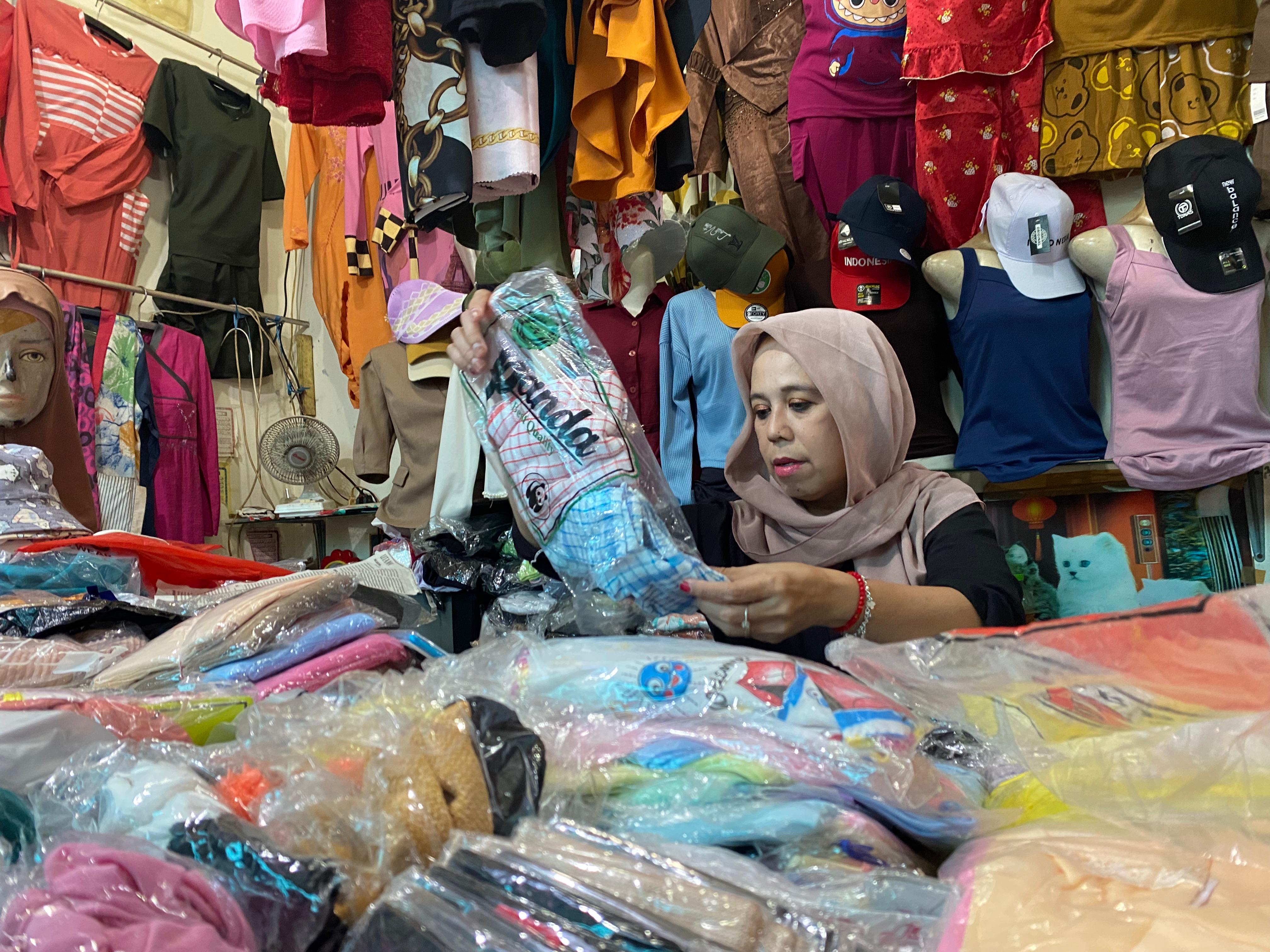 Aktivitas penjual baju di PPM Sampit.MIFTAH/KALTENGPOS.JAWAPOS.COM