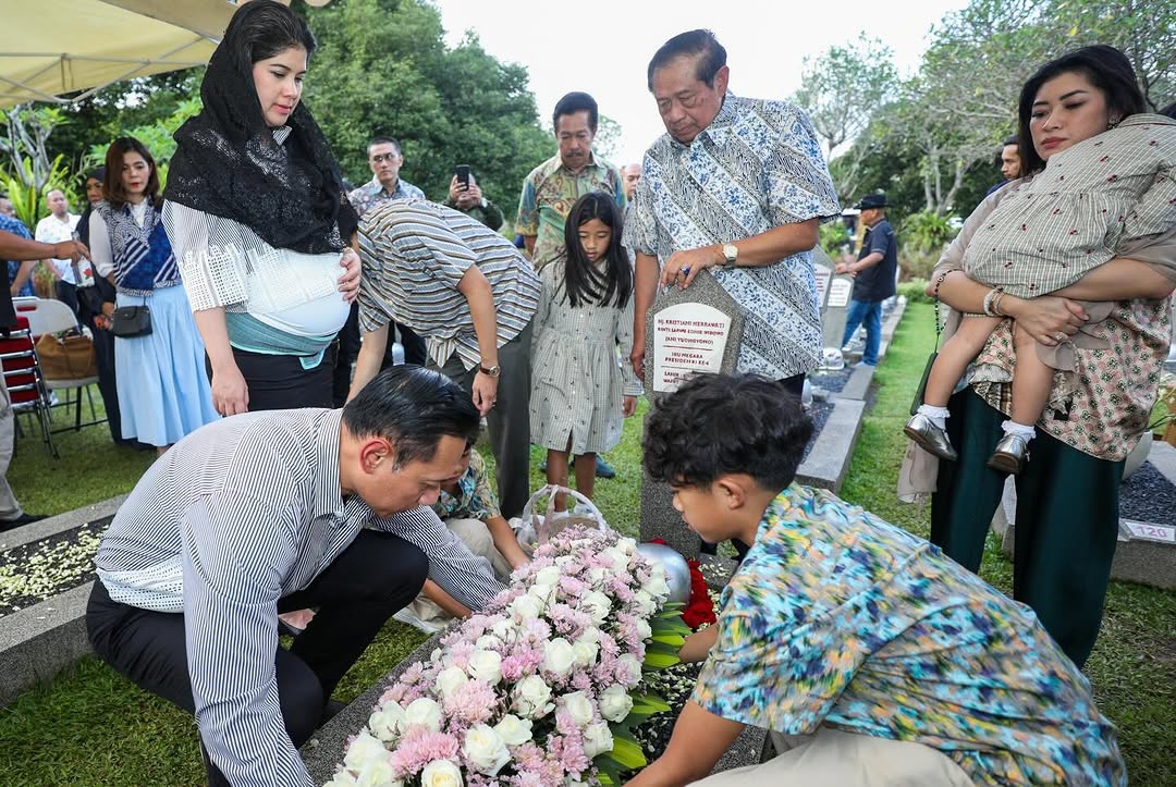 Annisa Pohan Tampil Anggun Saat Ziarah ke Makam Mertua, Baby Bump Jadi Perhatian. IG : @agusyudhoyono