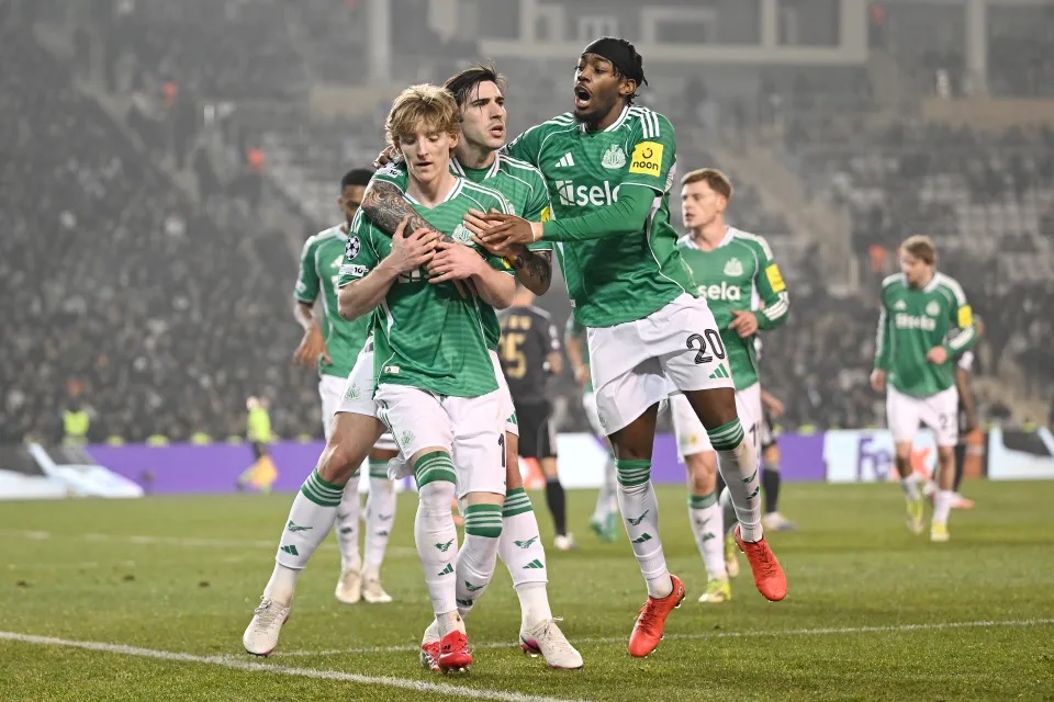 Pemain Newcastle United Anthony Gordon dan rekan-rekan merayakan gol yang dicetak ke gawang Qarabag FK. (Sumber: Getty Images)