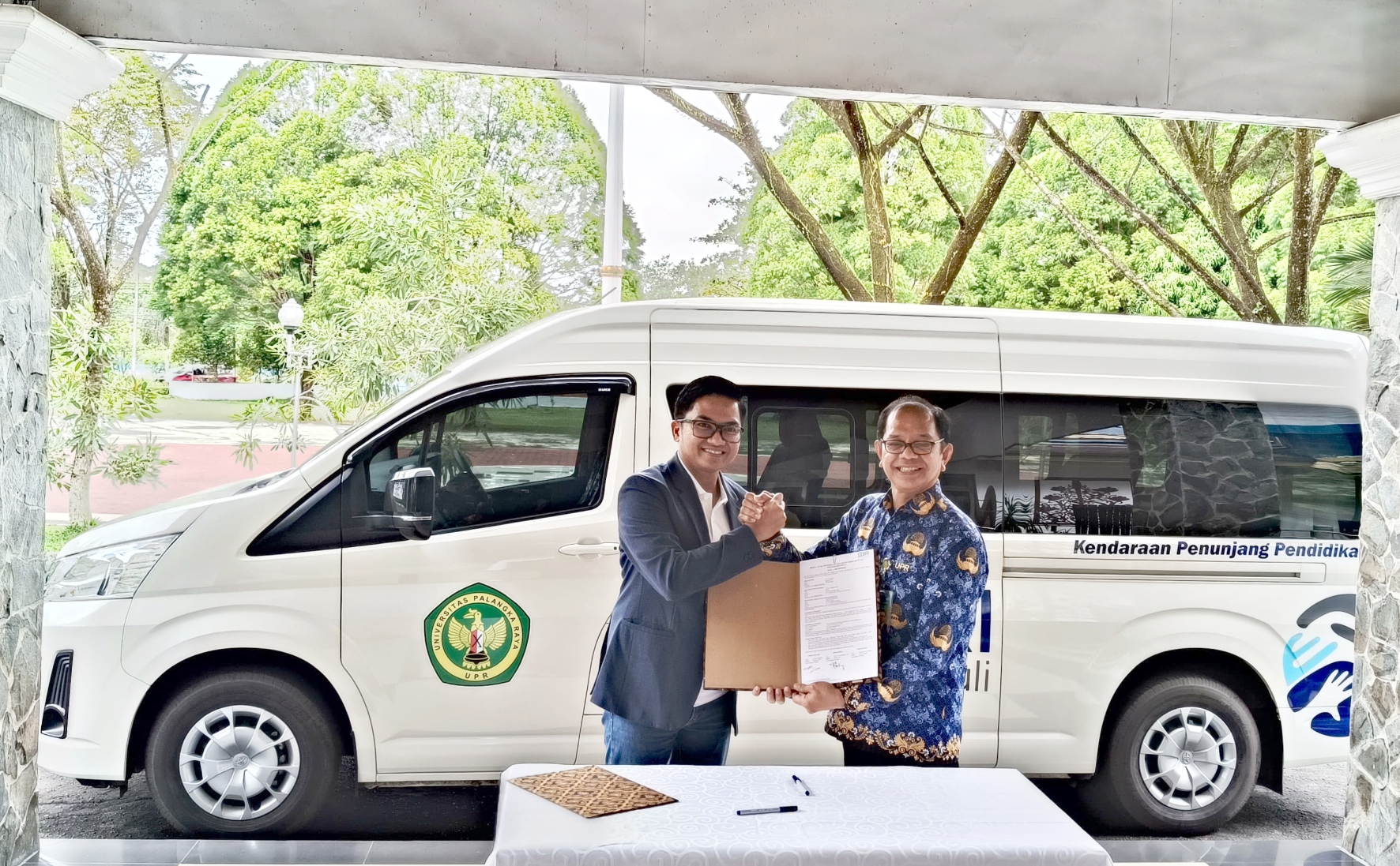 Regional CEO, Region 14 BRI Banjarmasin, Novian Supriatno (kiri) dan Rektor Universitas Palangka Raya, Prof. Dr. Ir. Salampak, M.S (kanan), saat menunjukkan perjanjian kerja sama.HIKYANT/KALTENG POS