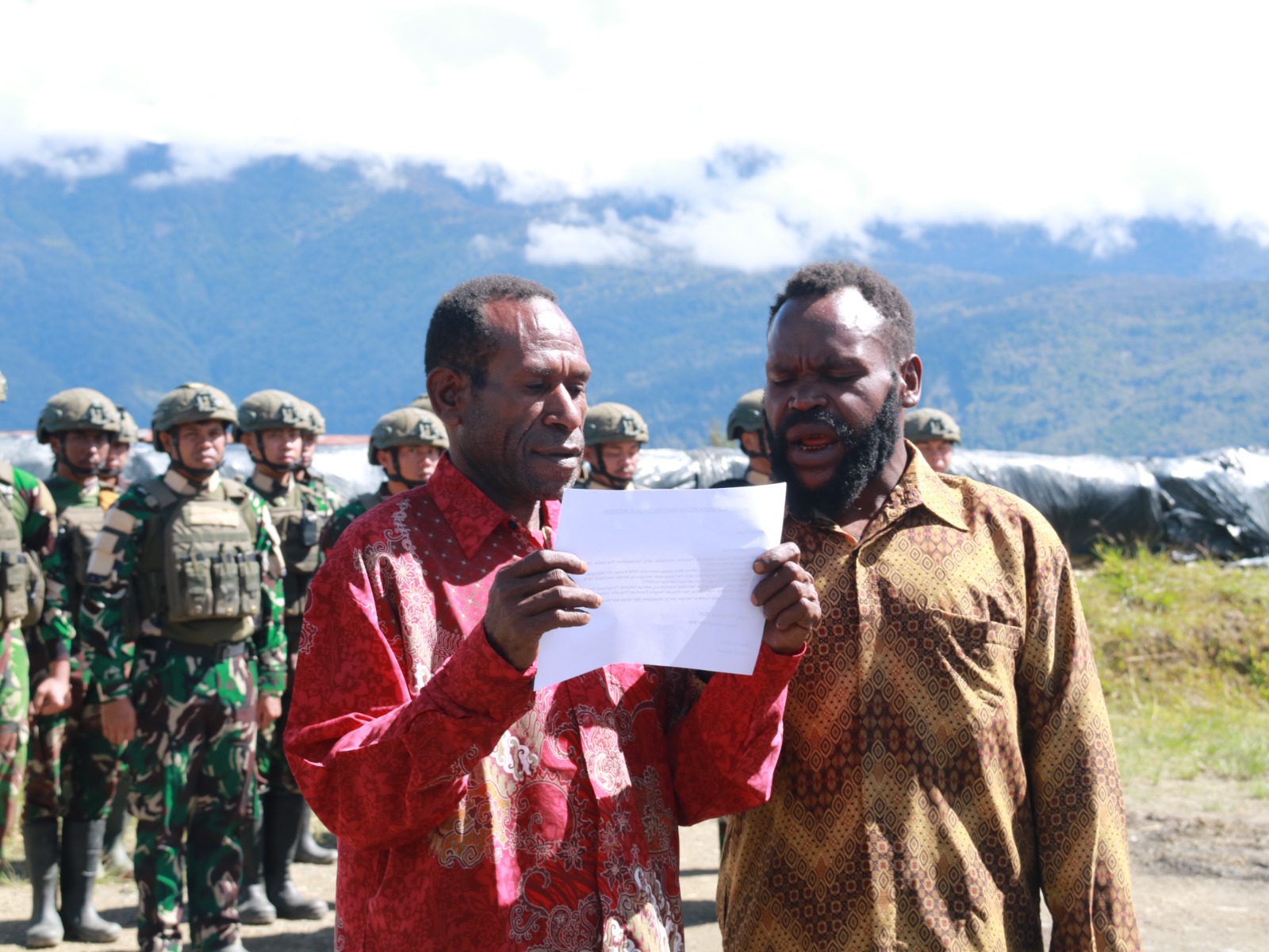 Pembacaan ikrar setia oleh dua orang anggota Organisasi Papua Merdeka (OPM) Kodap 8 Intan Jaya yang kembali pada NKRI.
