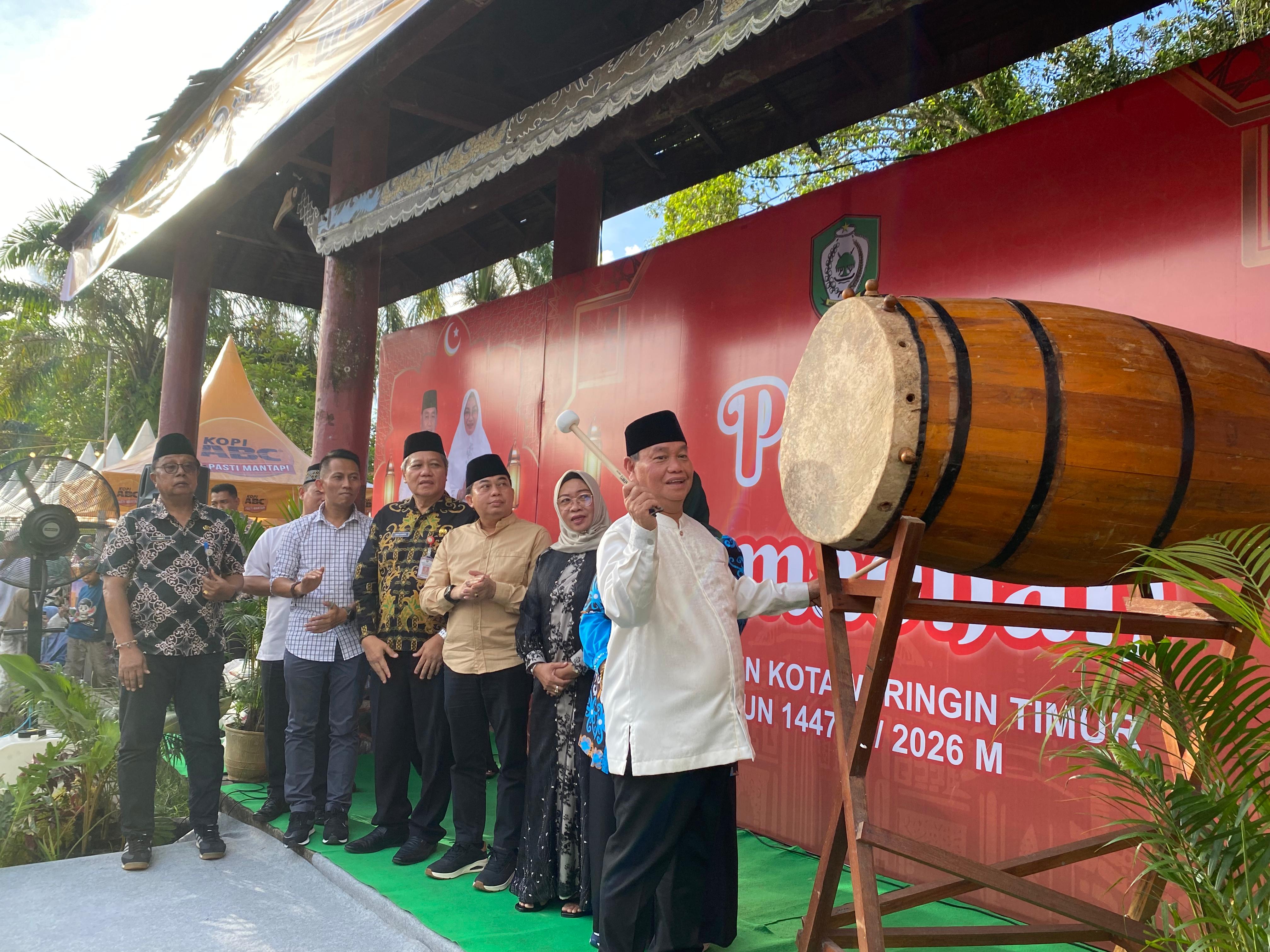 Bupati Kotim, Halikinnor membuka Pasar Ramadan.MIFTAH/KALTENGPOS.JAWAPOS.COM