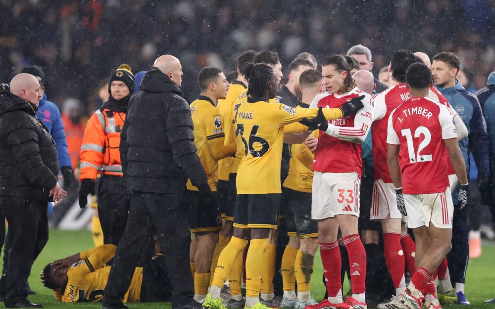 Suasana memanas usai laga Wolverhampton Wanderers vs Arsenal di Molineux Stadium, Kamis (19/02/2026) dini hari WIB. (Sumber: Getty Images)