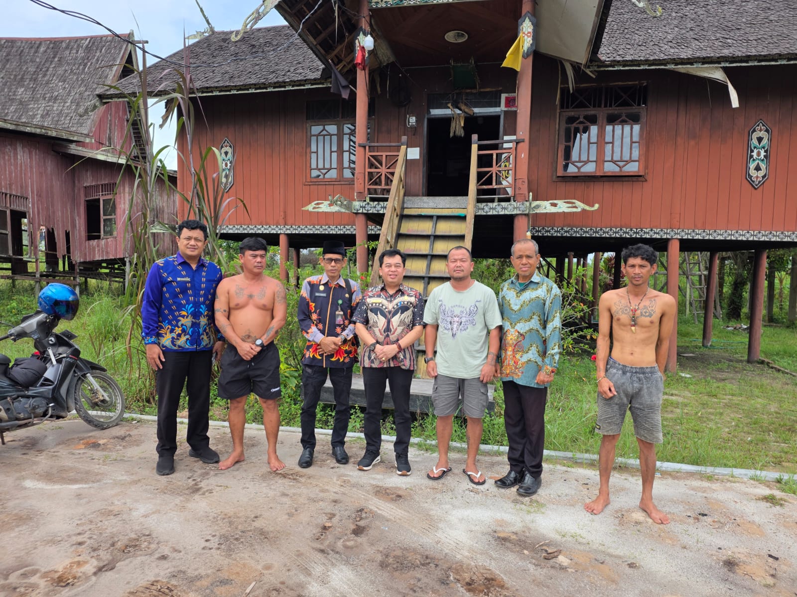 Ketua DPRD Kotim Rimbun (tengah) saat meninjau.DOK PRIBADI