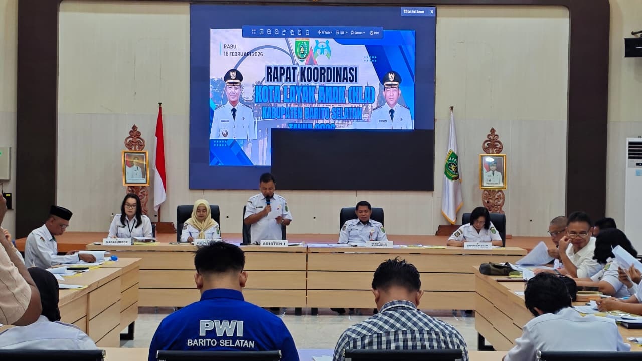 Pemkab Barito Selatan bersama lintas sektor menggelar rapat koordinasi Kabupaten Layak Anak (KLA) di Aula Dinas PUPR Barsel, Rabu (18/2). DENAR/KALTENG POS
