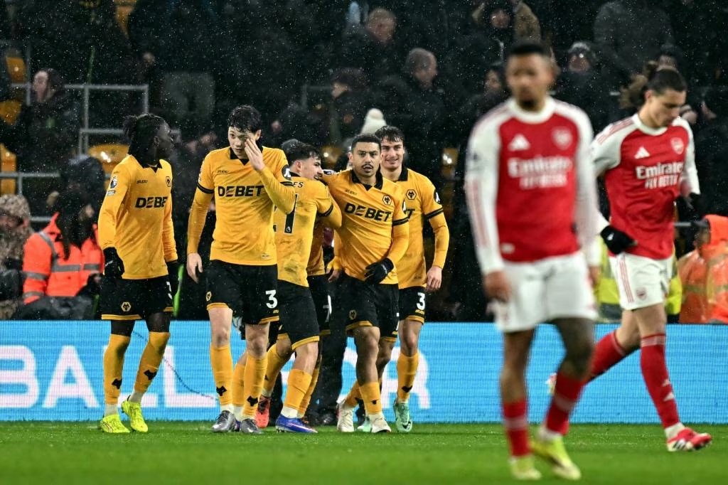 Para pemain Wolverhampton Wanderers merayakan gol penyeimbang dalam laga kontra Arsenal di Molineux Stadium, Kamis (19/02/2026) dini hari WIB. (Sumber: AFP)