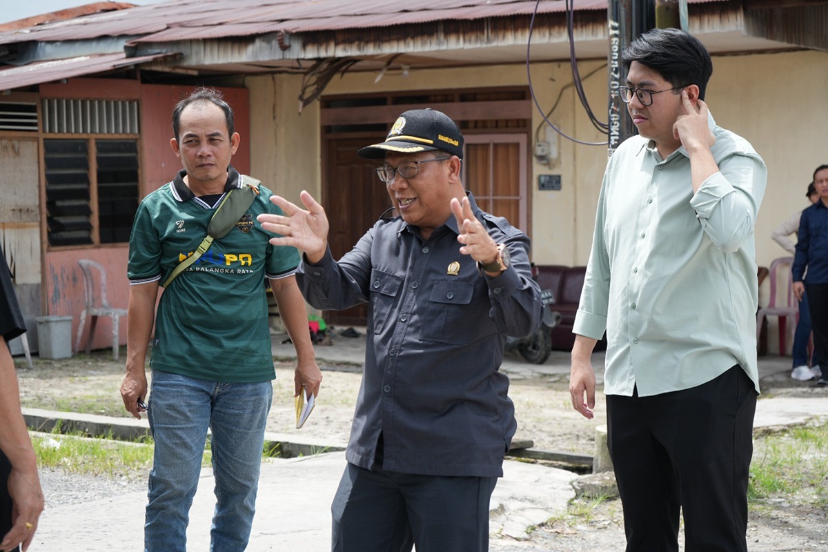 Ketua DPRD Kota Palangka Raya, Subandi beserta rombongan dapil II meninjau ke lapangan saat reses, beberapa waktu lalu. ILHAM R/ KALTENG POS
