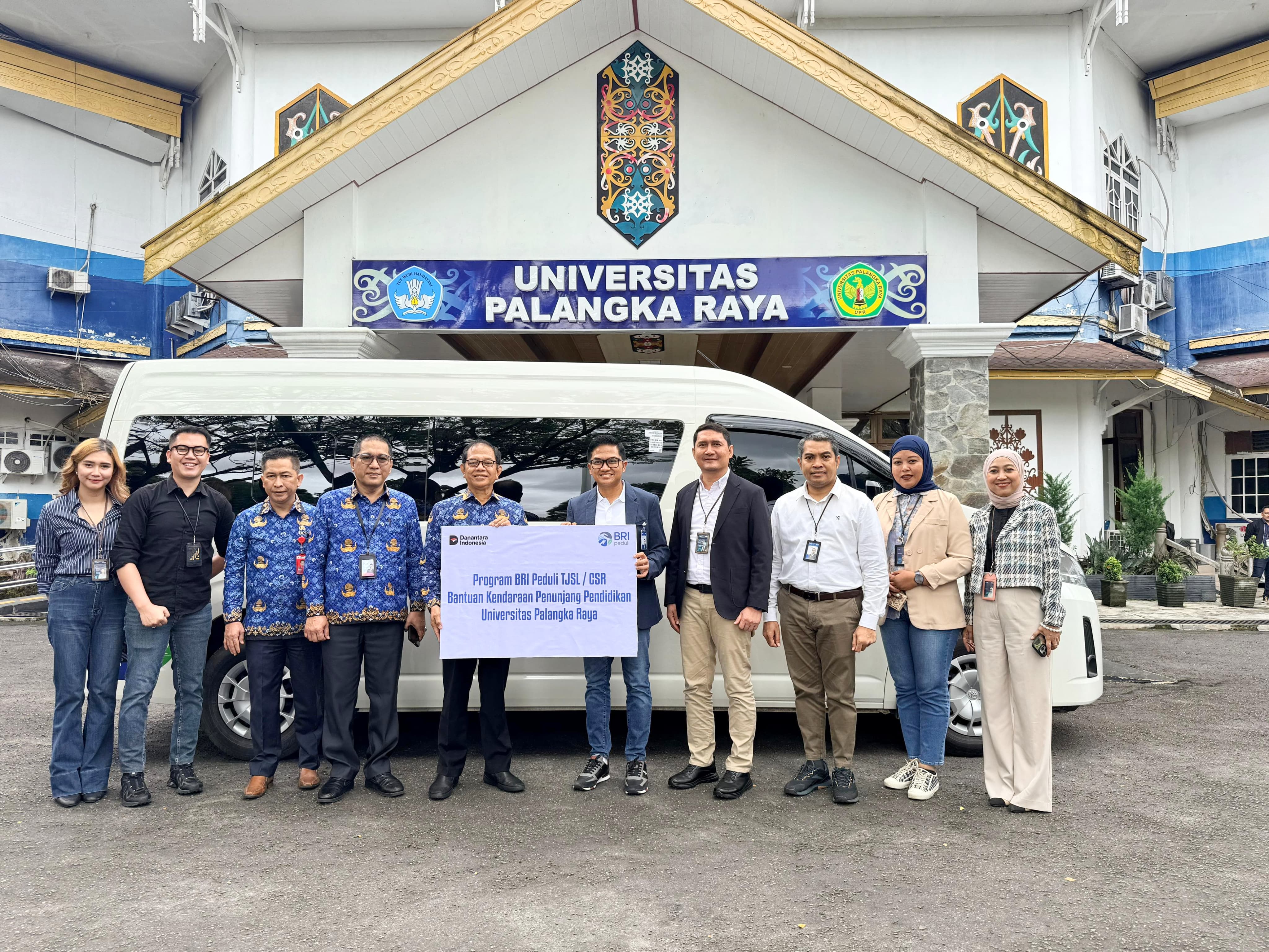 Regional CEO, Region 14 BRI Banjarmasin, Novian Supriatno (lima dari kanan) dan Rektor Universitas Palangka Raya, Prof. Dr. Ir. Salampak, M.S (lima dari kiri), saat foto bersama.