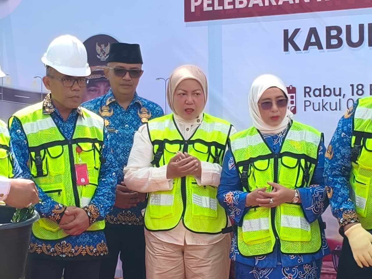Wakil Ketua II DPRD Batara, Hj. Henny Rosgiaty Rusli, menghadiri groundbreaking pelebaran jalan di halaman rujab Bupati Batara, Rabu (18/2/2026). RENO SAPUTRA/KALTENG POS