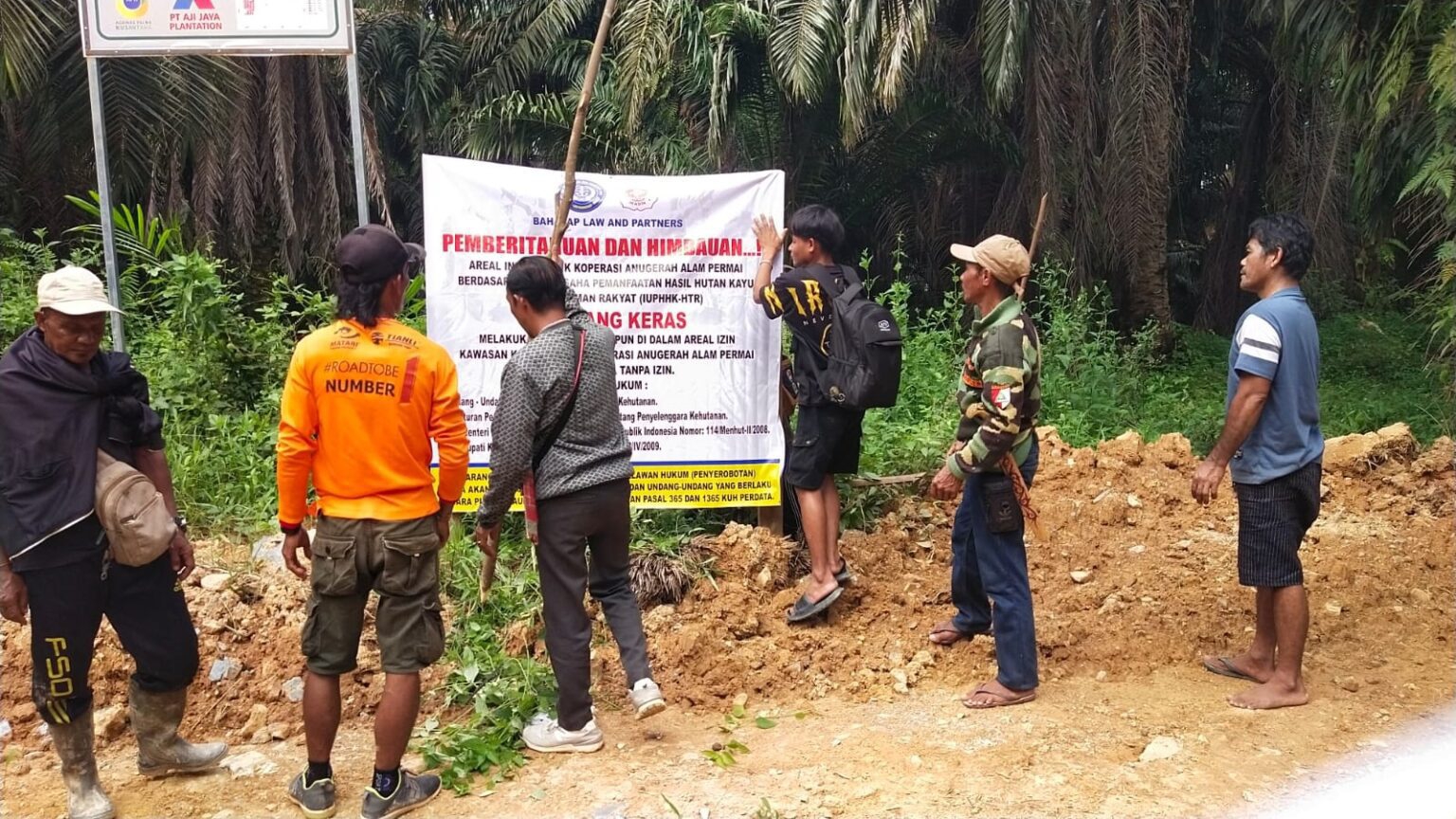 Aksi warga menutup akses operasional PT AJP.DOK PRIBADI