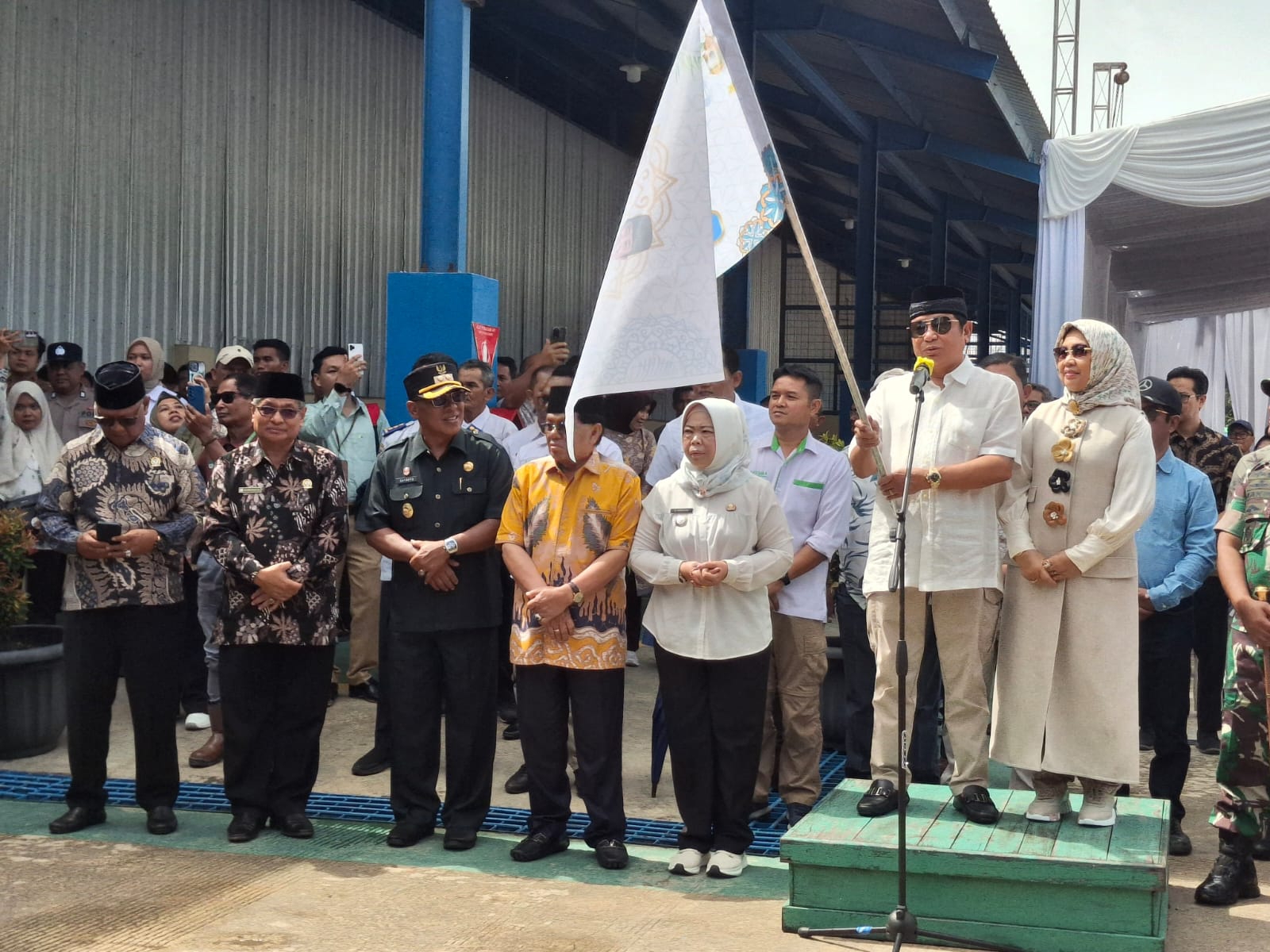 H Abdul Rasyid didamping sang istri melepas penyaluran zakat sembako ke wilayah Kalteng. SONY/KALTENG POS