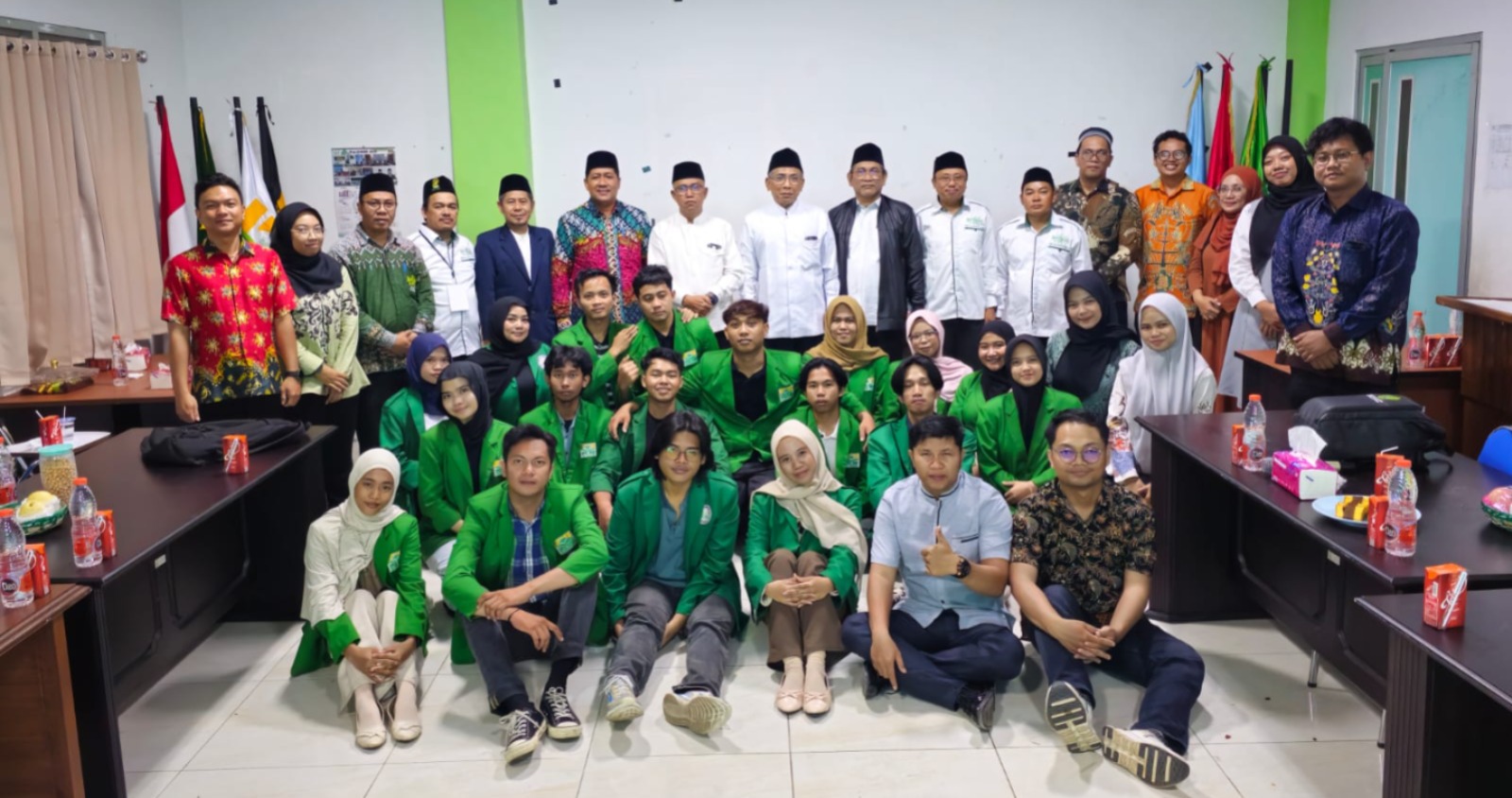 Ketum PBNU KH Yahya Cholil Staquf bersama jajaran pengurus meninjau ITSNU Kalimantan. HUMAS