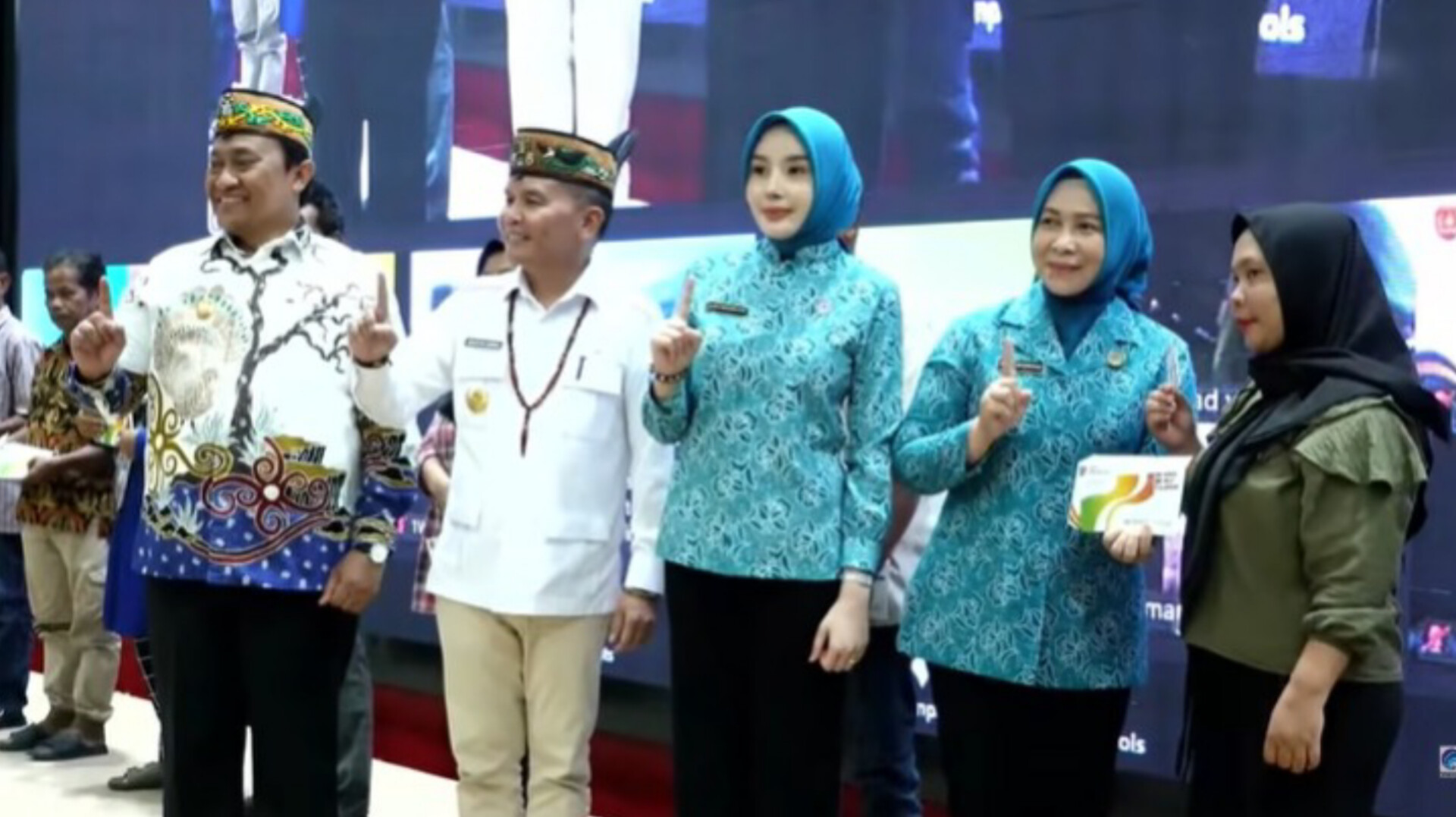 Penyerahan kartu Huma Betang Sejahtera kepada penerima.SCREESHOOT