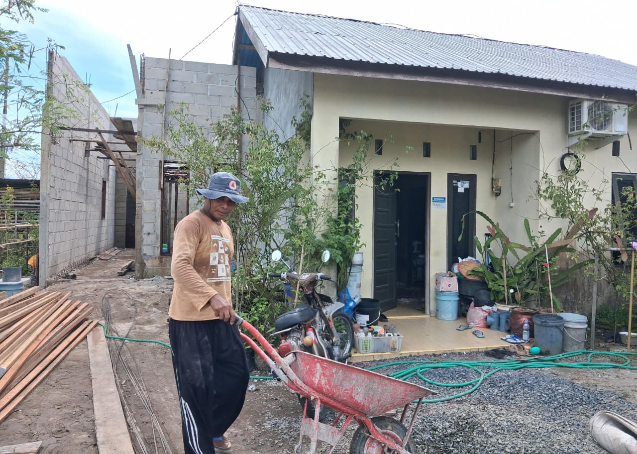 Tukang bangunan saat proses renovasi KPR bersubsidi BTN di rumah Agus.