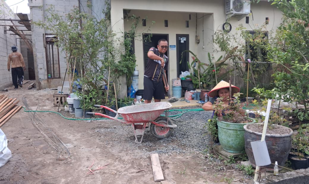Aktivitas Agus bersama Novita dan pekerja bangunan saat renovasi rumahnya di Jalan Nagasari D/1, Kota Palangka Raya, Minggu (15/2/2026). ANISA/KALTENG POS
