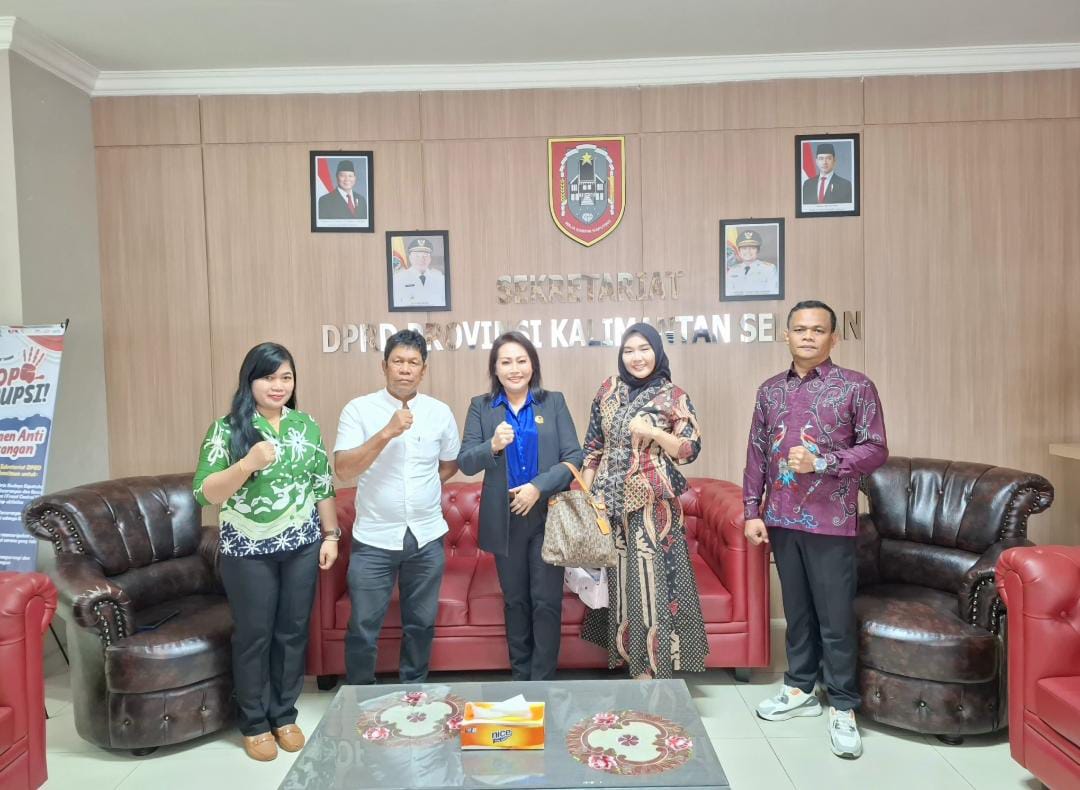 Ketua Komisi I DPRD Kapuas Sera Sintanola bersama anggota Komisi I Lawin dan staf saat berkunjung ke DPRD Provinsi Kalsel.