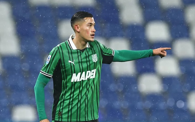 Bek Timnas Indonesia, Jay Idzes, berkontibusi besar dalam kemenangan telak Sassuolo atas Hellas Verona di pentas Serie A 2025/2026, Sabtu (21/02/2026) dini hari WIB. (Sumber: @jayidzes)