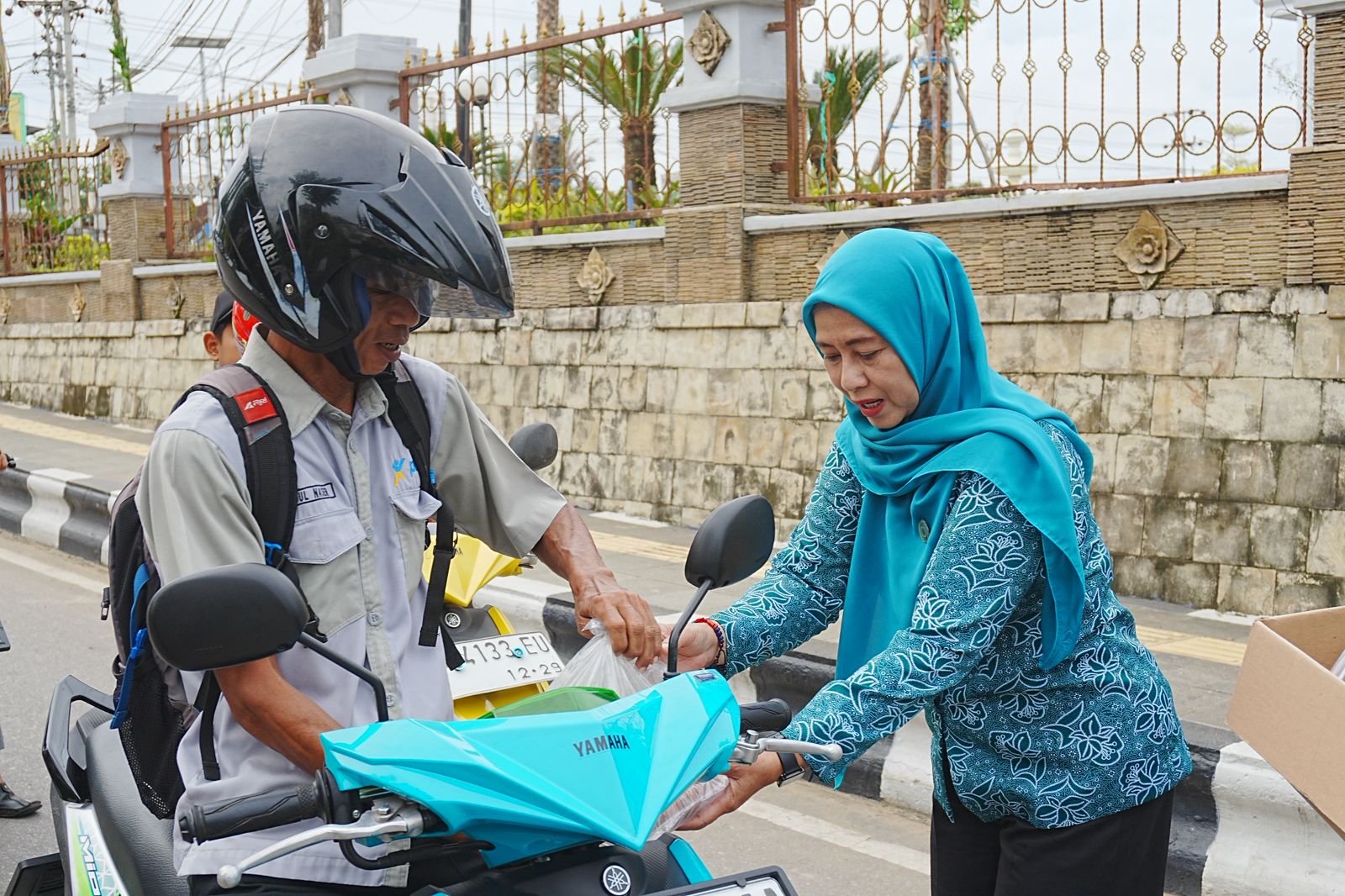 Ketua TP-PKK Barito Utara, Hj. Maya Savitri Shalahuddin saat membagikan paket sembako dalam menyambut bulan suci ramadhan di halaman sekertariat kantor TP-PKK setempat.DISKOMINFOSANDI