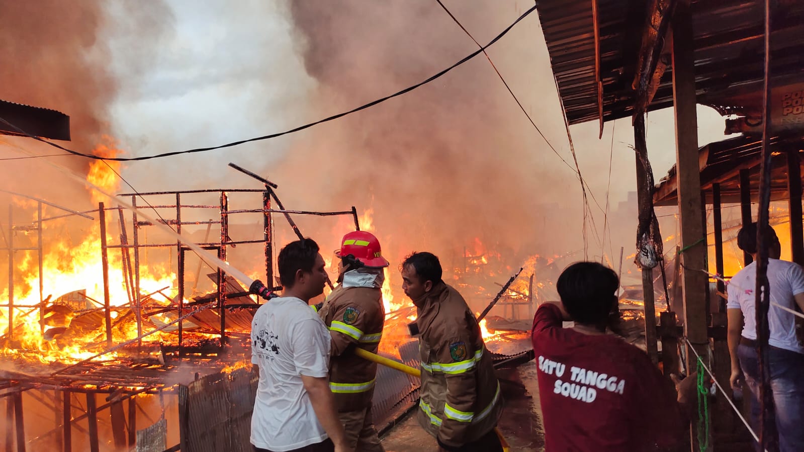 Pemadaman kebakaran hebat terjadi di kawasan Mendawai Sosial, Kelurahan Palangka.DAMKAR