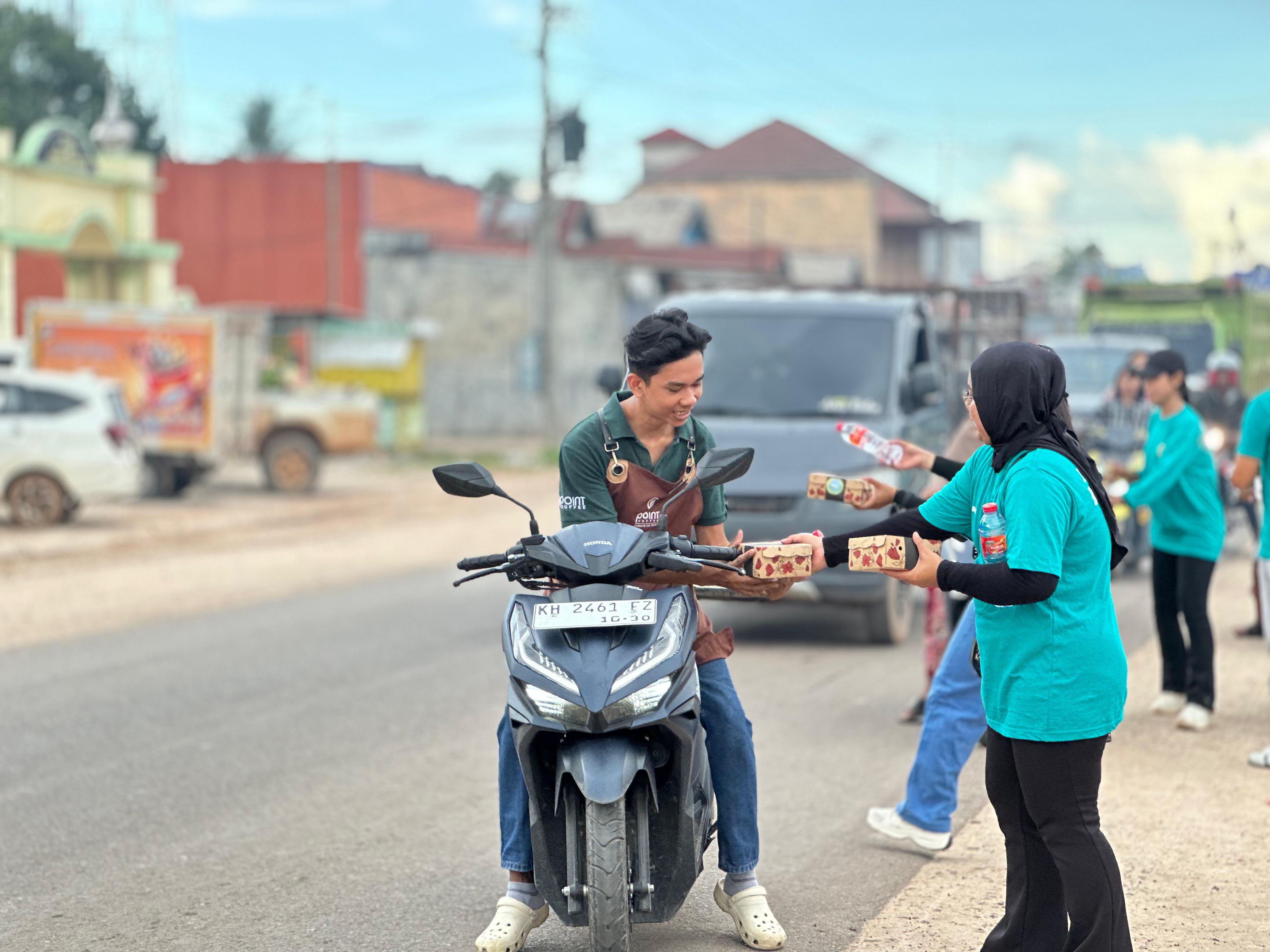 Keluarga besar Yayasan Anwar Karim Anwar Karim IV dengan membagikan ribuan paket takjil.HUMAS