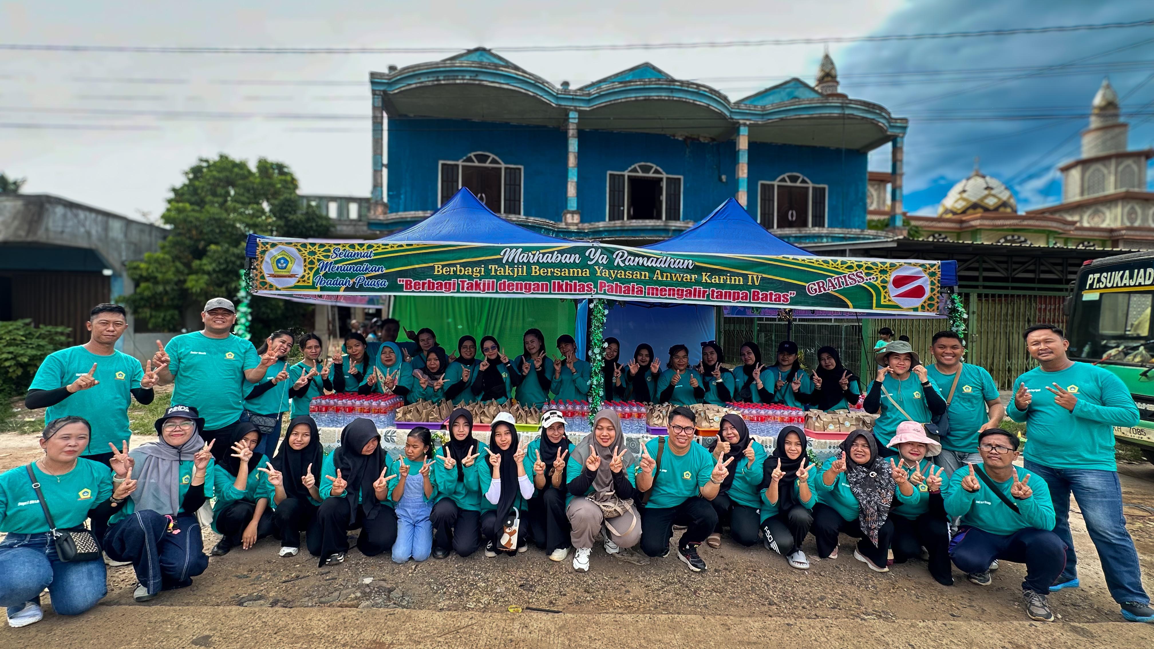 Keluarga besar Yayasan Anwar Karim IV dengan membagikan ribuan paket takjil.HUMAS
