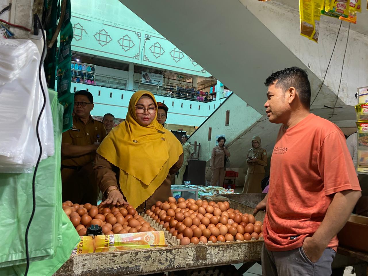 Wabup Kotim, Irawati saat melakukan sidak di pasar PPM. MIFTAH/KALTENGPOS.JAWAPOS.COM