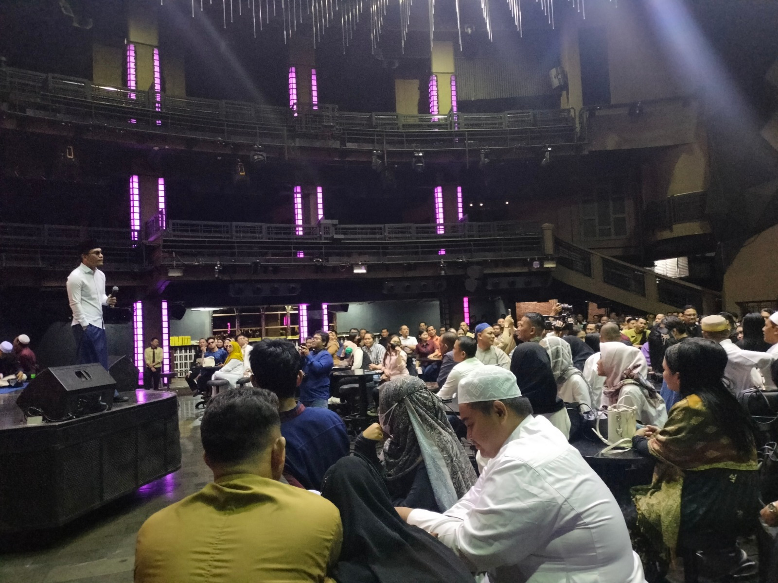 Gus Miftah buka puasa bareng pekerja Colosseum Jakarta. DOK PRIBADI
