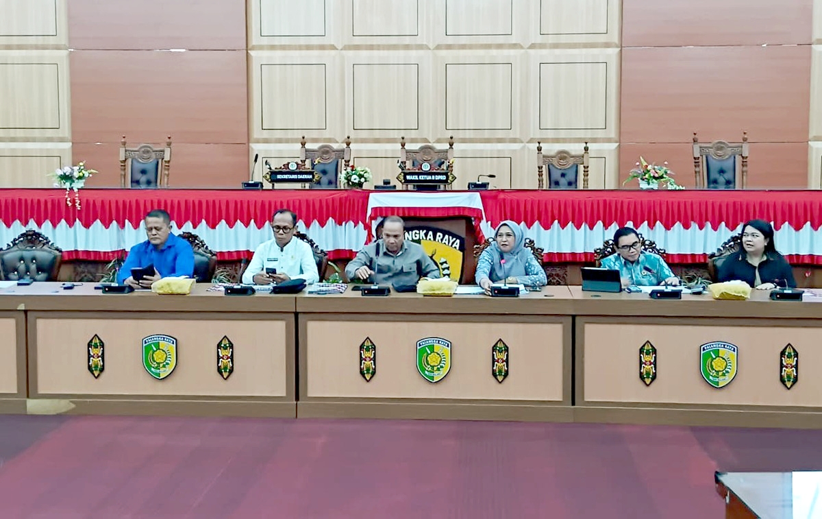 Jajaran Komisi I DPRD Kota Palagka Raya, menerima audiensi warga Jalan Hiu Putih. ILHAM ROMADHONA/ KALTENG POS