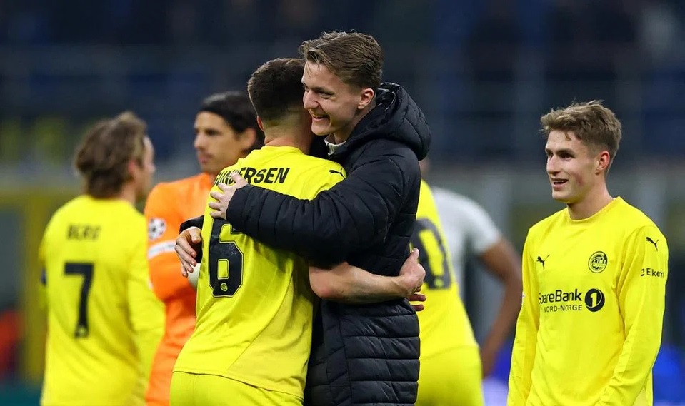 Luapan kegembiraan pelatih dan pemain Bodo/Glimt untuk satu tiket ke bawah 16 Besar UCL 2025/2026 usai menyingkirkan Inter Milan dengan agregat 5-2. (Sumber: straitstimes.com)