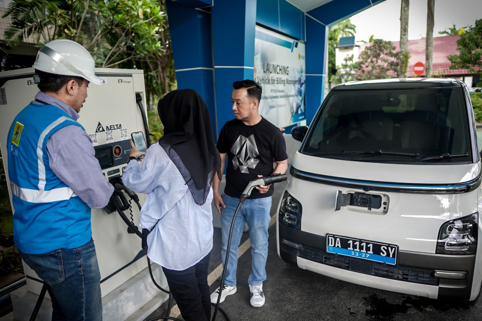 Salah satu pengguna mobil listrik sedang melakukan pengisian ulang baterai mobilnya di SPKLU PLN UID Kalselteng.