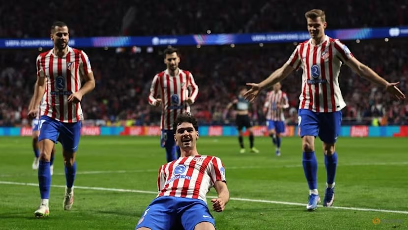 Johnny Cardoso berselebrasi bersama Alexander Sorloth dan David Hancko pada laga leg kedua play-off UCL 2025/2026 di Stadion Metropolitano, Rabu (25/02/2026). (Sumber: REUTERS/Violeta Santos Moura)
