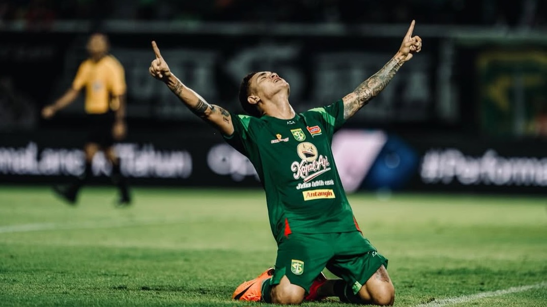 Gol semata wayang dari Gali Freitas membawa kemenangan Persebaya atas PSM Makassar di Stadion GBT, Rabu (25/02/2026) malam WIB. (Sumber: Instagram @galifreitas21)