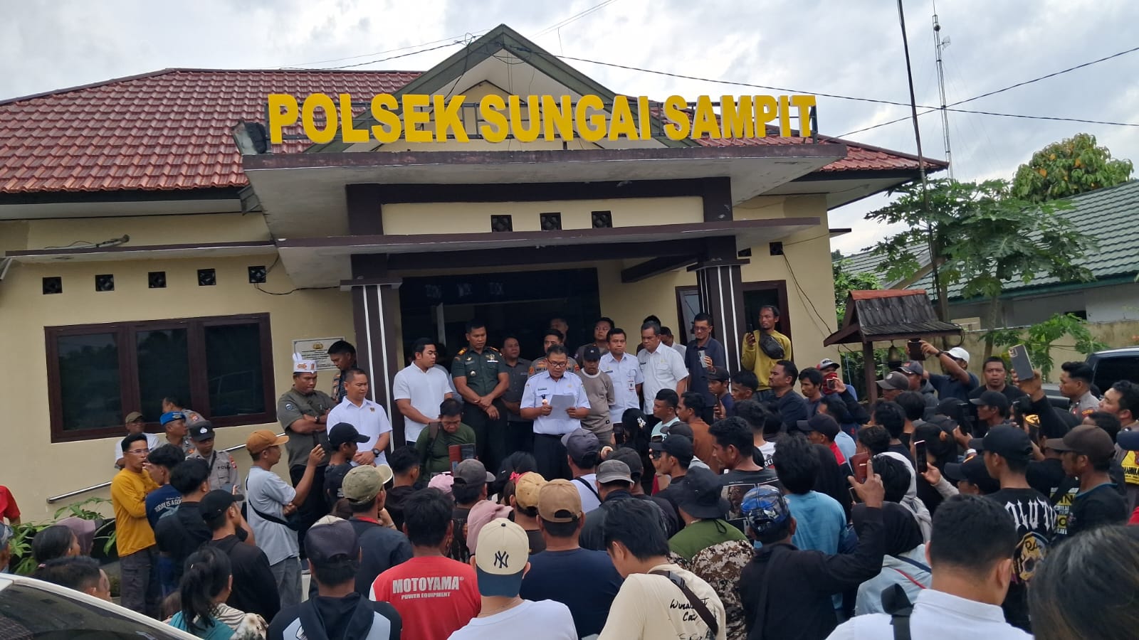 Anggota Gapoktan Bagendang Raya datangi Polsek Sungai Sampit. BAHRI/KALTENG POS