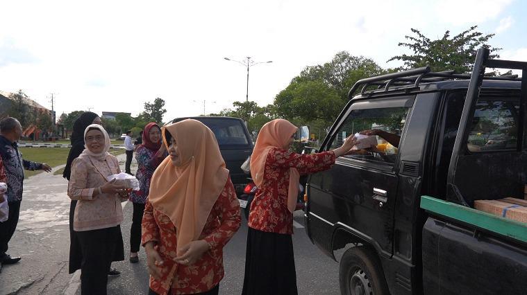 Pembagian takjil keluarga besar Kemenkum Kalteng.HUMAS