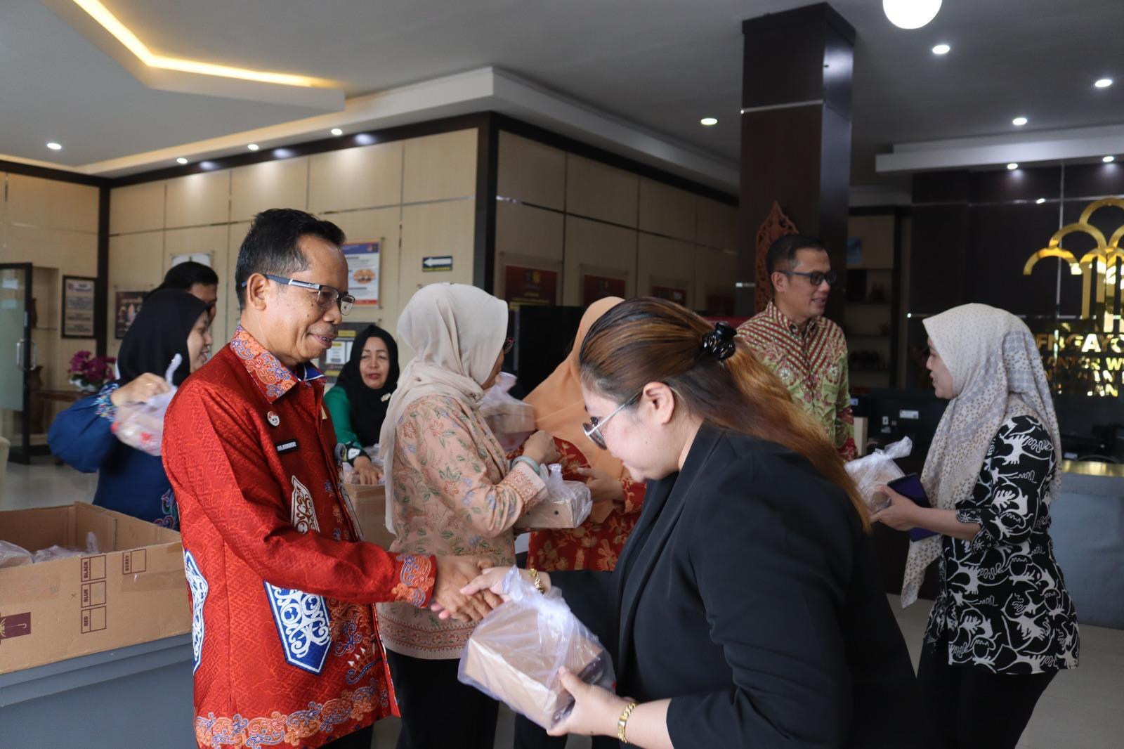 Pembagian takjil keluarga besar Kemenkum Kalteng.HUMAS