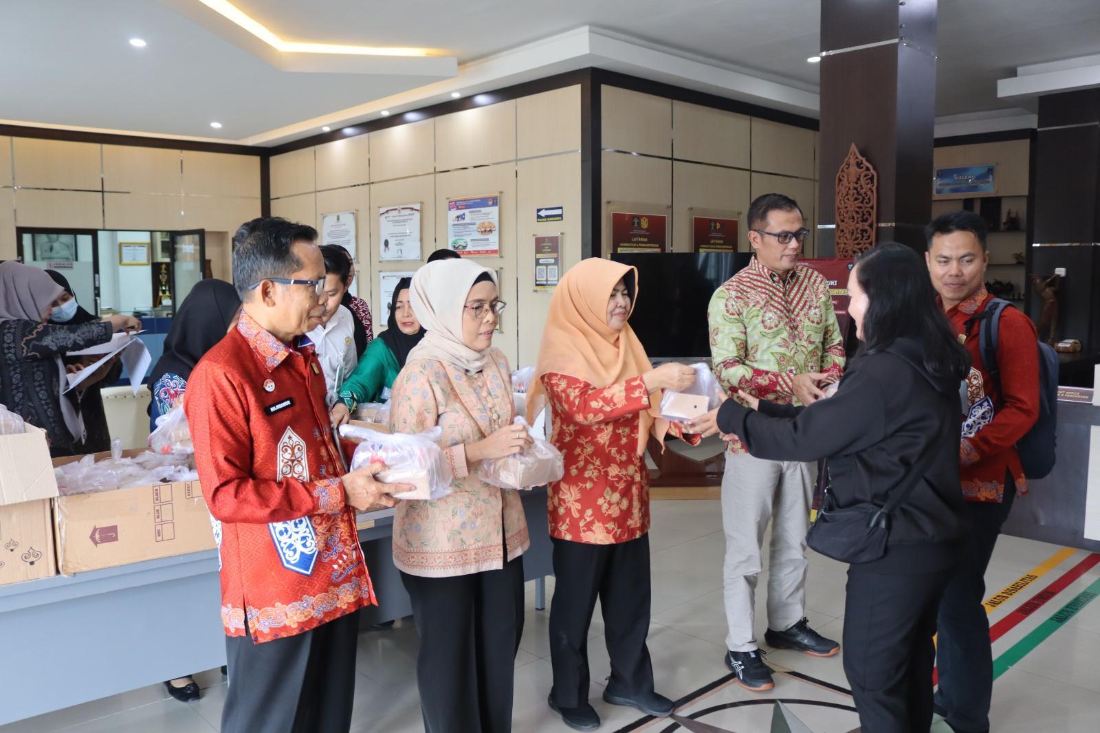 Pembagian takjil keluarga besar Kemenkum Kalteng.HUMAS