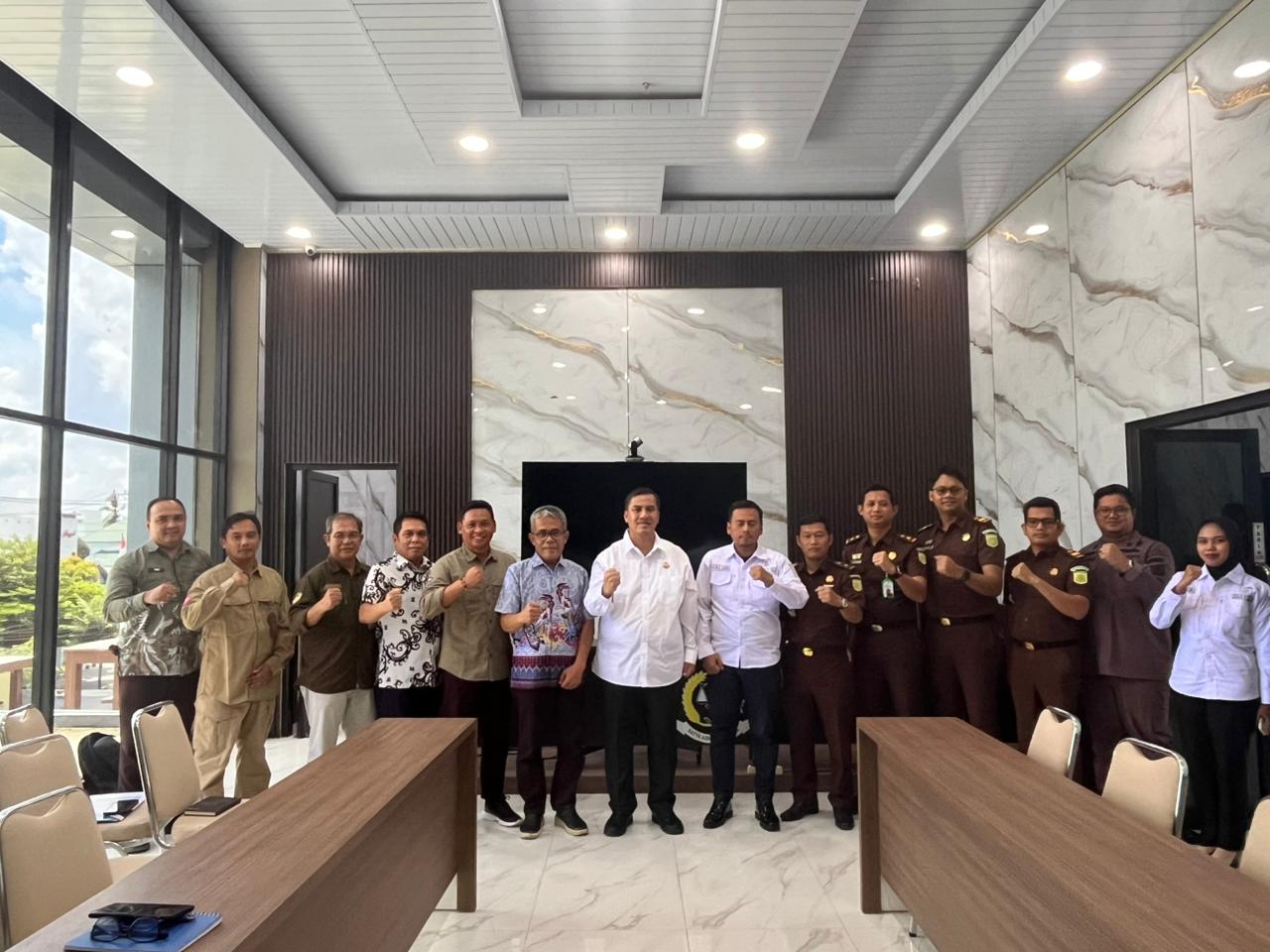 Kepala Dinas PUPR Barito Utara, M. Iman Topik bersama jajaran dan Kepala Kejaksaan Negeri Barito Utara, Fredy Feronico Simanjuntak bersama jajaran. DPUPR BARITO UTARA  