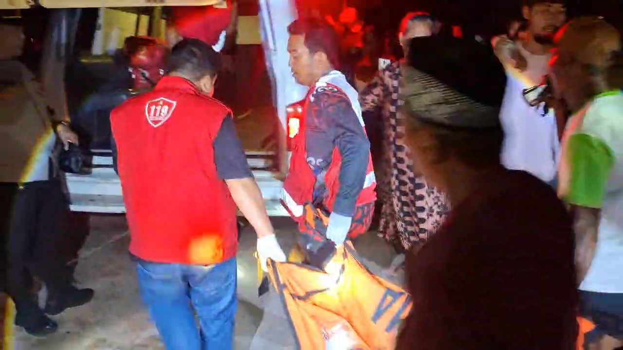 Evakuasi korban tenggelam.
