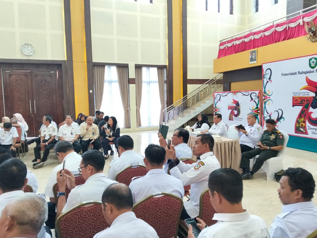 Bupati Kotim, Halikinnor dan Wabup Kotim, Irawati, saat mengikuti rapat sosialisasi kartu Huma Betang secara Daring.