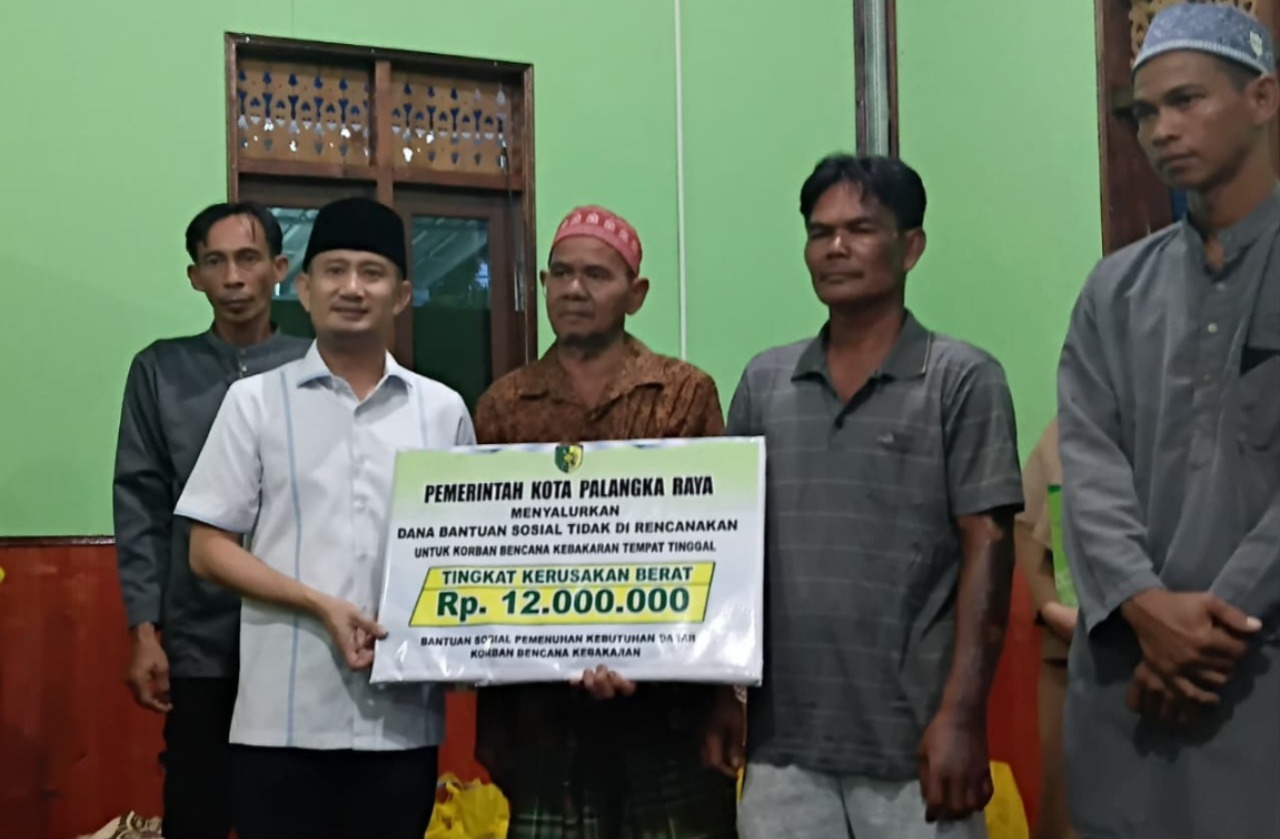 Wali Kota Palangka Raya, Fairid Naparin hadir di tengah korban kebakaran. ILHAM ROMADHONA/KALTENG POS