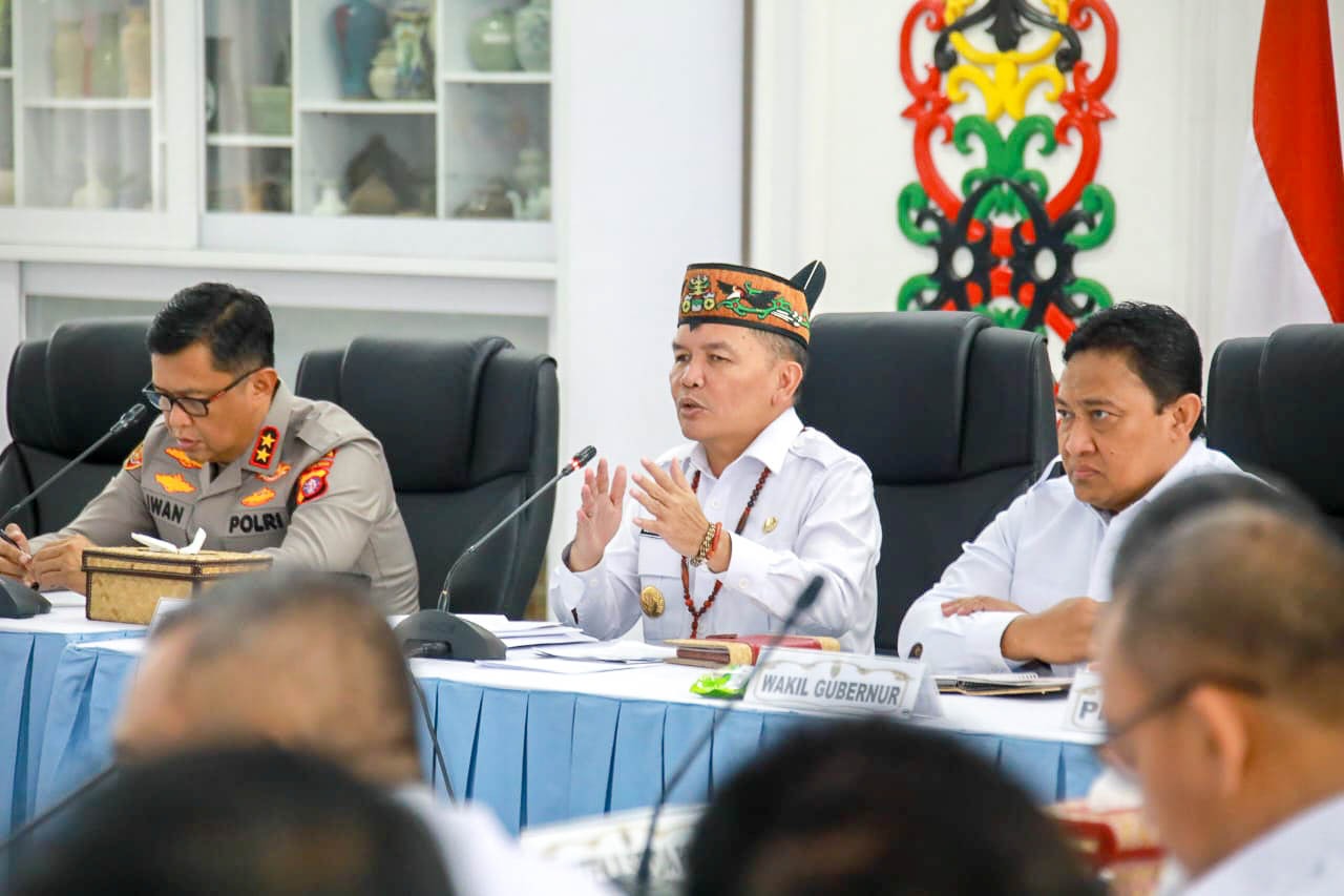 Gubernur H Agustiar Sabran rakor bersama pemerintah kabupaten/kota tentang sosialisasi implementasi program KHBS. ARIEF PRATHAMA/KALTENG POS