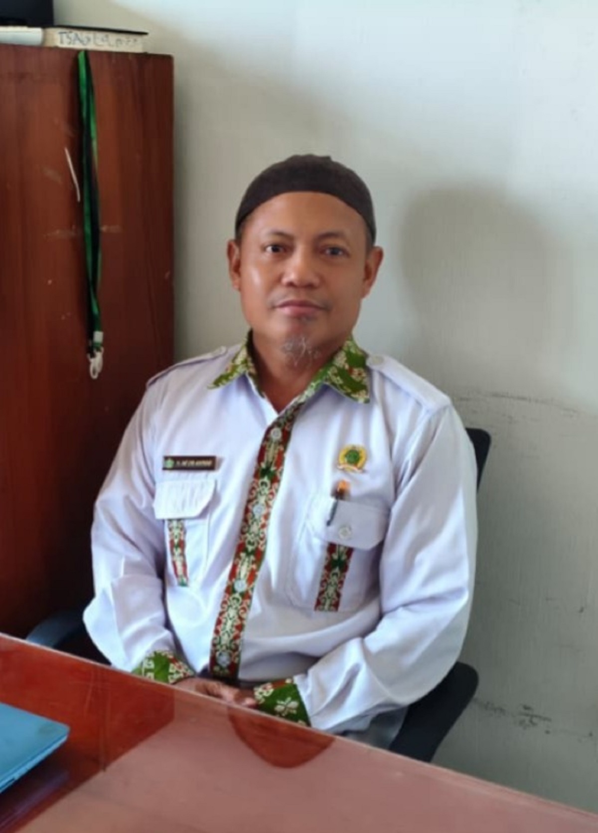 H Afuw Anwar penjaga Al-Qur&rsquo;an tulisan tangan Datuk Tasin saat ditemui Kalteng Pos. RENO SAPUTRA/KALTENG POS