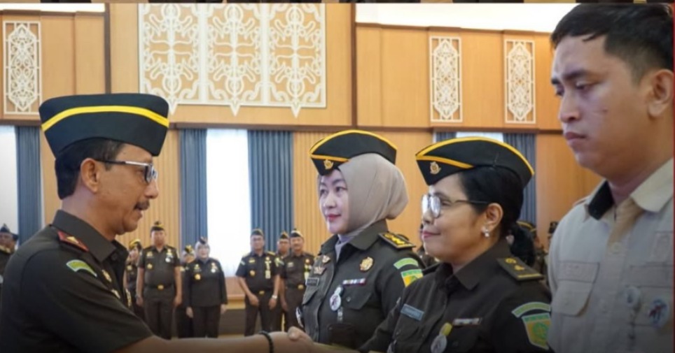 Kajati Kalteng Nurcahyo Jungkung Madyo SH MH memberikan penghargaan kepada pegawai terbaik. HUMAS